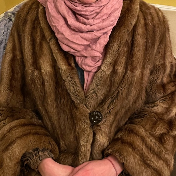 Beautiful fur coat . It’s real it’s elegant . It smells good snd has no tears. - Picture 3 of 4